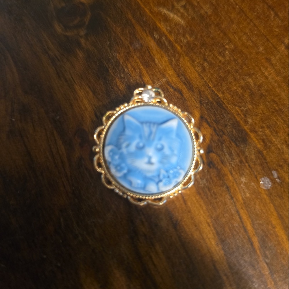 Blue White Cat Cameo Pendant Necklace Gold Tone Kitten Kitty Feline Animal Jewel